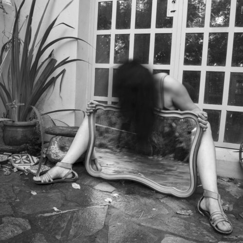 Espejo y jardin von Silvina Batista, Fotografie kaufen auf Singulart