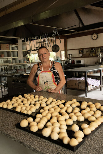 Carlos Keen's cook von Silvina Batista, Fotografie kaufen auf Singulart