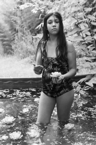 Malena con una flor 🌸 en la mano di Silvina Batista, Fotografia in vendita su Singulart