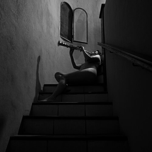 Saxo soprano y escalera di Silvina Batista, Fotografia in vendita su Singulart