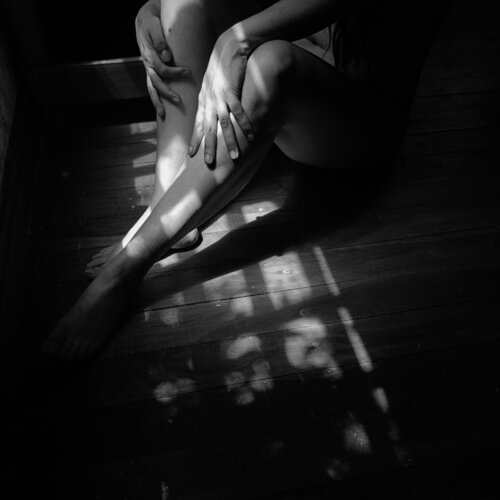 Manos de luz (50x50cm) par Silvina Batista, Photographie en vente sur Singulart