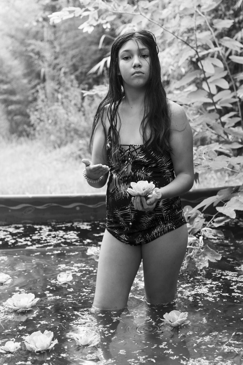 Malena con una flor 🌸 en la mano Silvina Batista Fotografie zu verkaufen