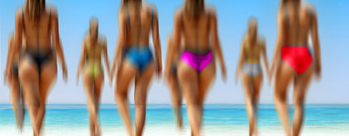 Women walking the Beach van Jochen Cerny, Fotografie te koop op Singulart