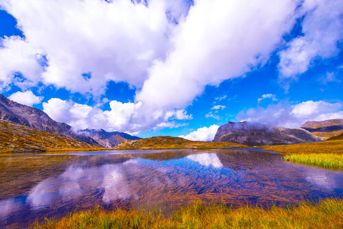 REFLETS DES NUES DANS LE LAC PERRIN di jean-luc bohin, Fotografia in vendita su Singulart