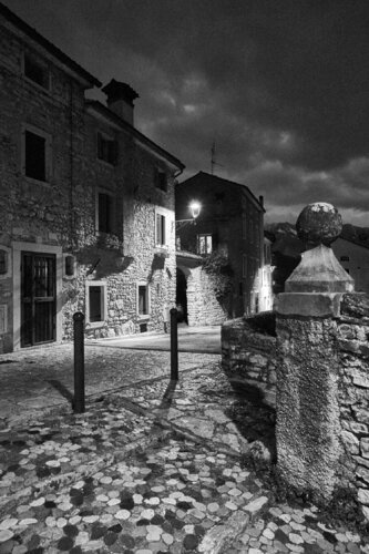 NOTTURNO URBANO  (6_DSC0723) par Eugenio Tocchet, Photographie en vente sur Singulart