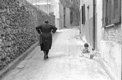 Donna con le braccia a "brocchetta" van Giuseppe Persia, Fotografie te koop op Singulart