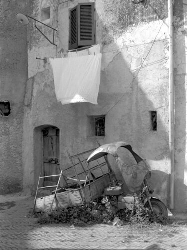 Finestra con lenzuolo (al momento indisponibile, esposta al Museo Pam) van Giuseppe Persia, Fotografie te koop op Singulart