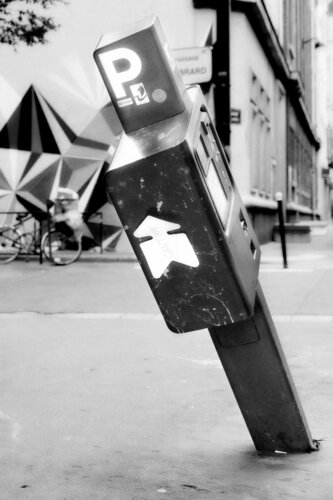 Untitled – Crooked Parking Ticket von Fernando Grilli, Fotografie kaufen auf Singulart