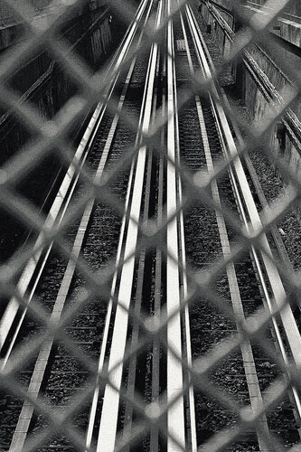 Untitle – Railway tracks behind grid van Fernando Grilli, Fotografie te koop op Singulart