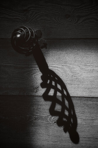Sin título-Sombra "Suspended Melody" van Fernando Grilli, Fotografie te koop op Singulart