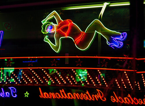 Luces rojas en el cristal del tiempo van Fernando Grilli, Fotografie te koop op Singulart