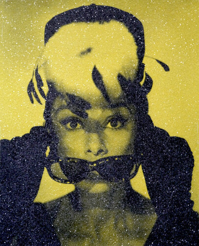 Audrey Hepburn-yellow de David Studwell, Impresión a la venta en Singulart