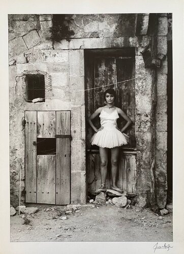 La danseuse à la porte, Arles, 1955 von Lucien Clergue, Fotografie kaufen auf Singulart