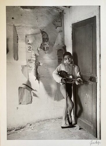 Le violoniste aux affiches, Arles, 1955 von Lucien Clergue, Fotografie kaufen auf Singulart