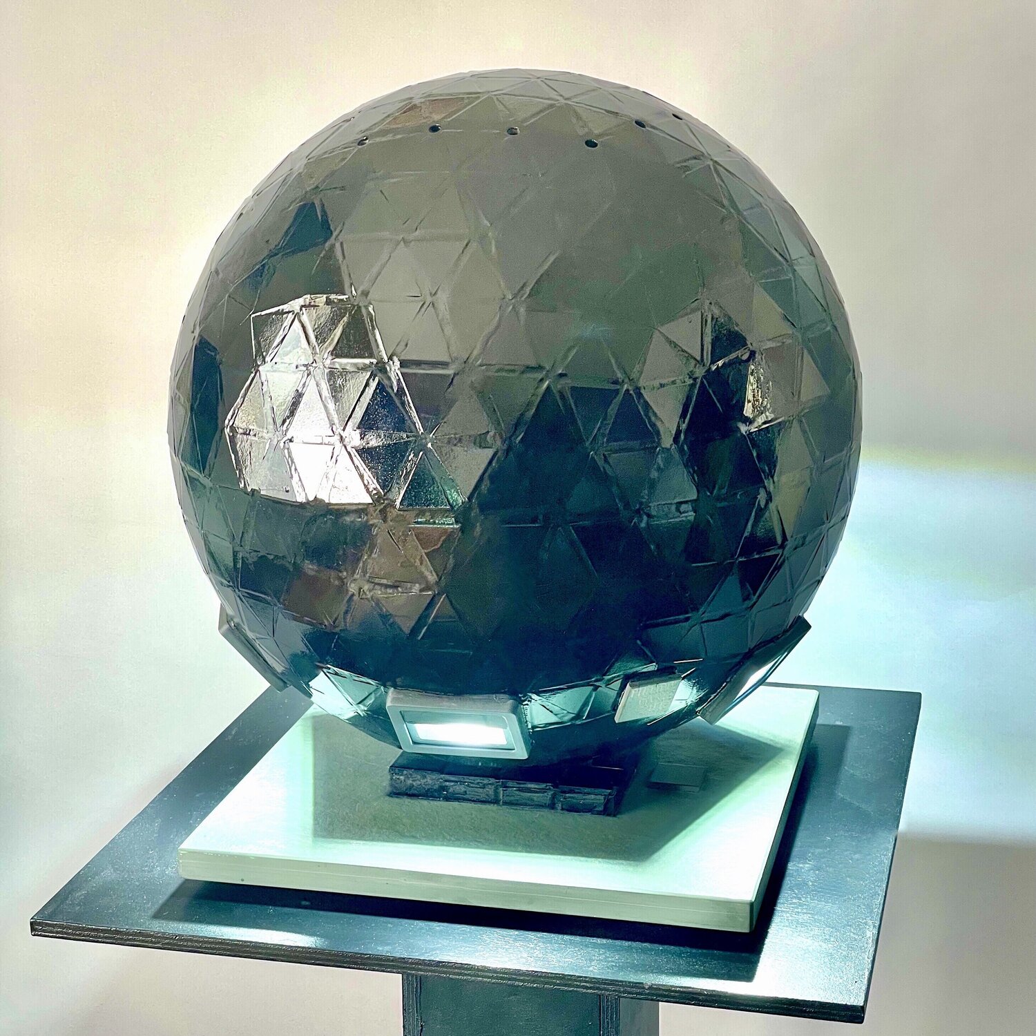 SPHÈRE von Philippe Fares (2018) Skulptur Zement, LED SINGULART