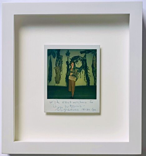 Polaroid photograph of Nancy Graves with her work "Shaman" (hand signed, dated and inscribed by Nancy Graves) von Nancy Graves, Fotografie kaufen auf Singulart