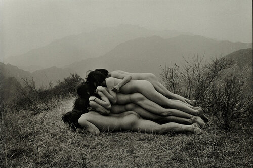 To Add One Meter to an Unknown Mountain von Zhang Huan, Fotografie kaufen auf Singulart