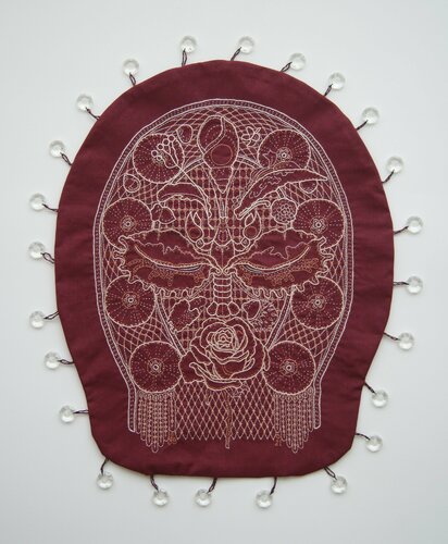 Couvre visage à l'écrevisse par Johanne Bilodeau, Oeuvre textile en vente sur Singulart