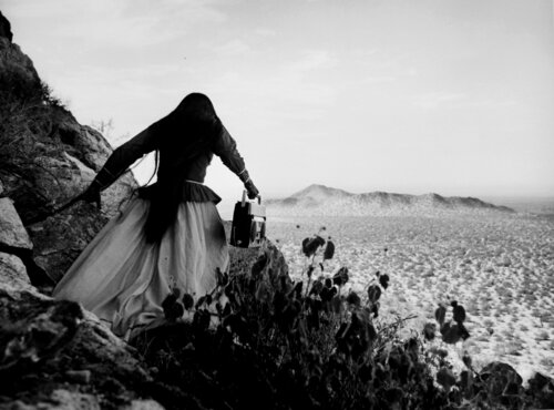 Mujer Angel Desierto de Sonora, Mexico von Graciela Iturbide, Fotografie kaufen auf Singulart