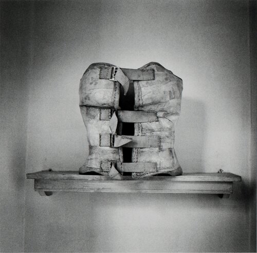 El baño de Frida (corset en el estante), Coyoacán, México Graciela Iturbide