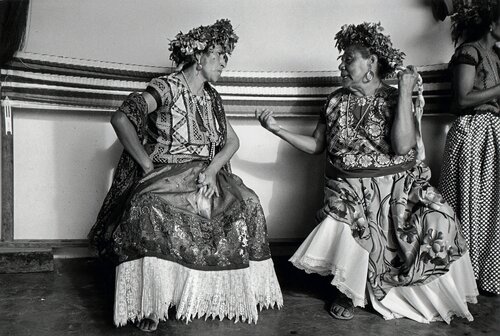 Conversación, Juchitán, México von Graciela Iturbide, Fotografie kaufen auf Singulart
