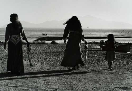 Mujeres Seris, Desierto de Sonora, México von Graciela Iturbide, Fotografie kaufen auf Singulart