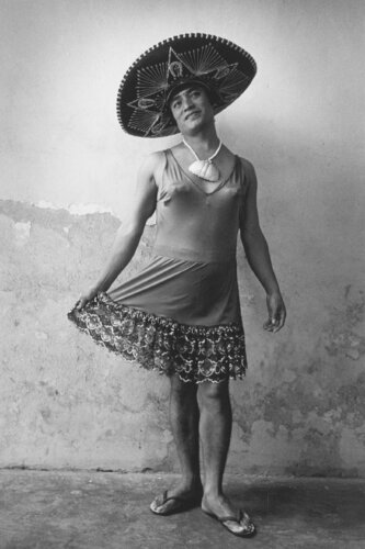 Magnolia con Sombrero, Juchitán, México van Graciela Iturbide, Fotografie te koop op Singulart