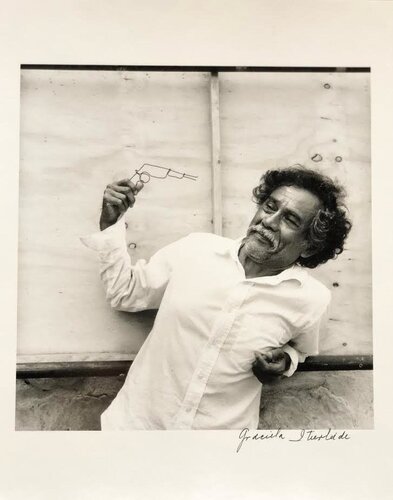 Francisco Toledo with Outlined Gun van Graciela Iturbide, Fotografie te koop op Singulart
