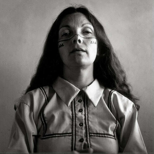 Autorretrato con los Indios Seris, Desierto de Sonora, México di Graciela Iturbide, Fotografia in vendita su Singulart