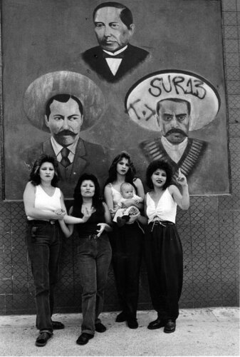 Cholas (con Zapata, Juárez y Villa) White Fence, East Los Ángeles von Graciela Iturbide, Fotografie kaufen auf Singulart