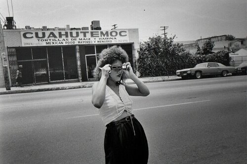 Cristina tomando una foto, White Fence, East Los Ángeles von Graciela Iturbide, Fotografie kaufen auf Singulart