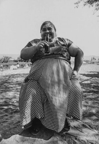 Juchiteca con Cerveza [Juchiteca with Beer], Juchitán, Mexico von Graciela Iturbide, Fotografie kaufen auf Singulart