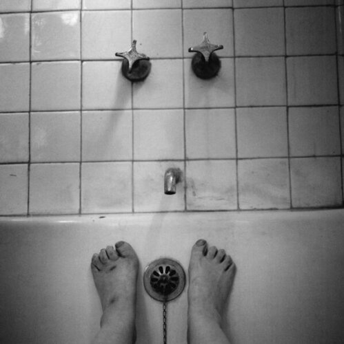 El Baño de Frida (Frida's Bathroom) Coyoacán, México von Graciela Iturbide, Fotografie kaufen auf Singulart