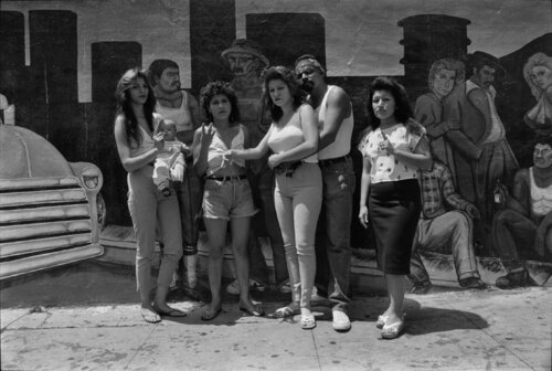 White Fence, East Los Ángeles (Rosario, Lisa, and friends) von Graciela Iturbide, Fotografie kaufen auf Singulart