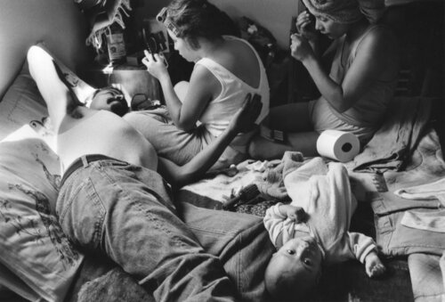 Cholos en la recamara, East Los Ángeles van Graciela Iturbide, Fotografie te koop op Singulart