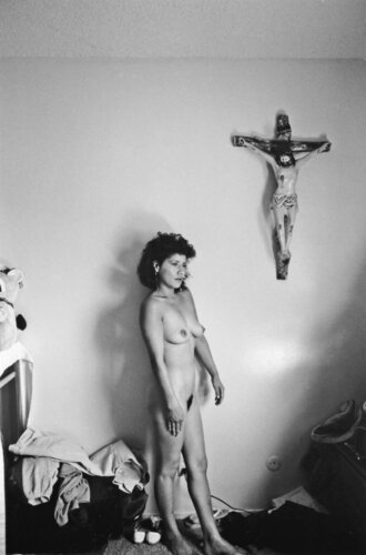 Cristina en su casa, White Fence, East Los Ángeles di Graciela Iturbide, Fotografia in vendita su Singulart