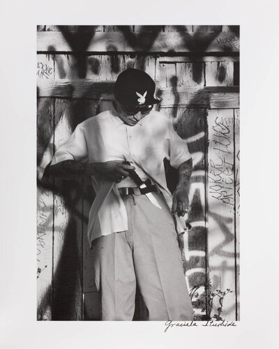 Cholo Harpys, White Fence, East Los Ángeles by Graciela Iturbide, 사진 for Sale on Singulart