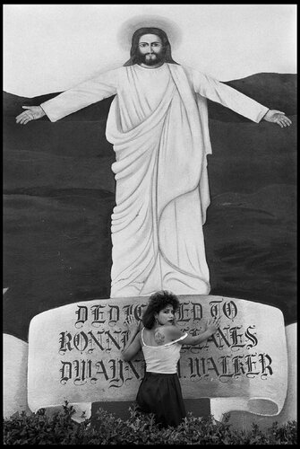 White Fence, East Los Ángeles (Cristina and mural) von Graciela Iturbide, Fotografie kaufen auf Singulart
