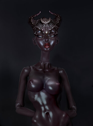 Livin Doll  headsculpture par Corinna Holthusen, Photographie en vente sur Singulart