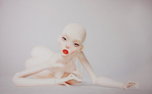 Livin Doll  Quer di Corinna Holthusen, Fotografia in vendita su Singulart
