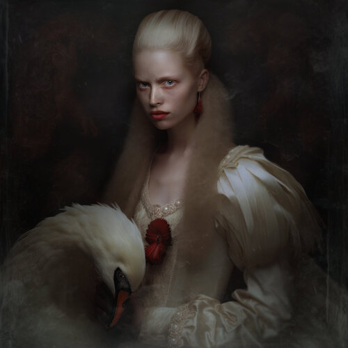 Lady with swan Corinna Holthusen