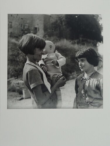 Jeunes filles et nourrisson par Dora Maar, Édition en vente sur Singulart