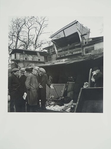 La Friche à Montmartre, la petite brocante, Photographie originale par Dora Maar, Édition en vente sur Singulart