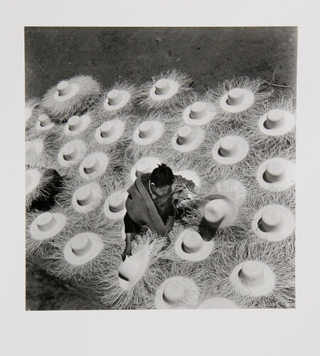 Palm Hats di Leo Matiz, Fotografia in vendita su Singulart