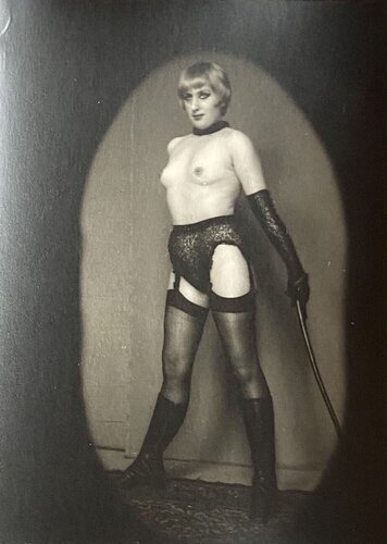 Janine cravache à la main von Pierre Molinier, Fotografie kaufen auf Singulart