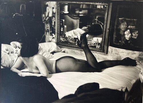 Hanel Koeck Reclining on a Bed von Pierre Molinier, Fotografie kaufen auf Singulart