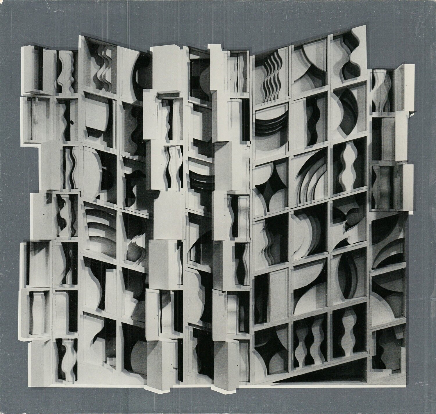 At Pace Columbus (Silver) from Lunar Silence de Louise Nevelson (1977):  Impresión Otros materiales - Singulart, image size:1500x1424