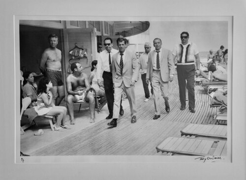 Frank Sinatra on the boardwalk (FS001) - Lifetime Signed by Terry O'Neill, Photography for Sale on Singulart