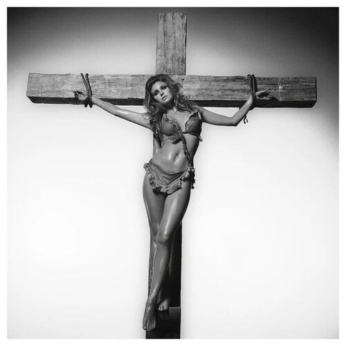 Raquel Welch crucifixion — Co-Signed Edition Print van Terry O'Neill, Fotografie te koop op Singulart