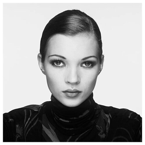 Kate Moss close up portrait — Co-Signed Edition Print van Terry O'Neill, Fotografie te koop op Singulart